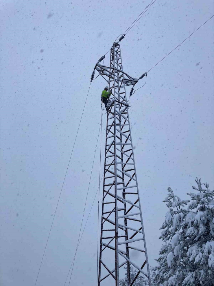 Başkent Edaş Zorlu Kış Şartlarında 7/24 Sahada Mücadele Ediyor