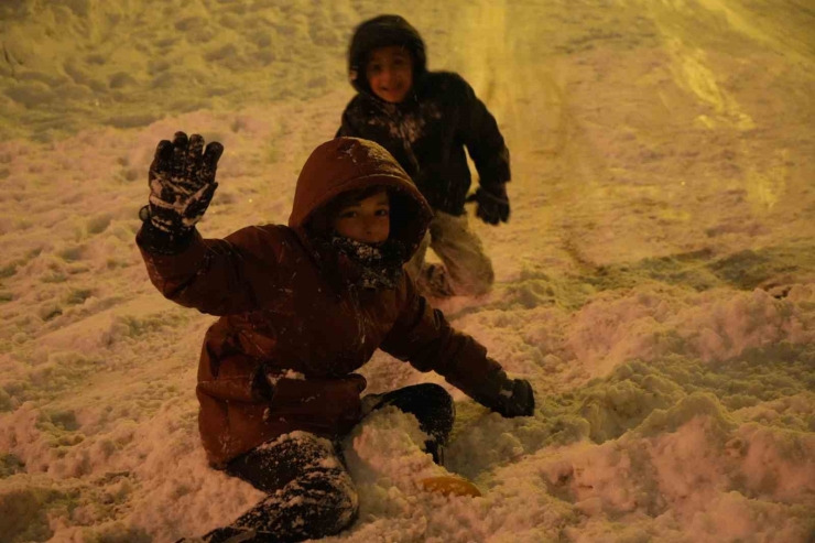 Bayburt’ta Kar Tatilini Fırsat Bilen Çocuklar Soluğu Dışarıda Aldı