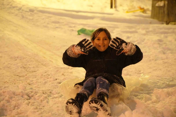 Bayburt’ta Kar Tatilini Fırsat Bilen Çocuklar Soluğu Dışarıda Aldı