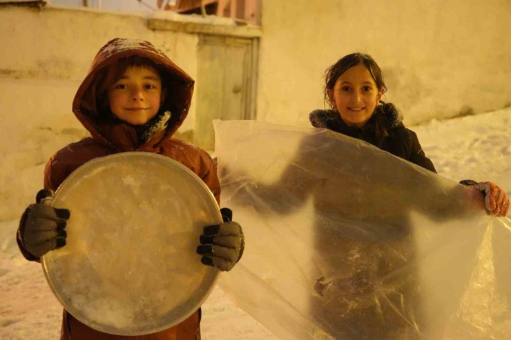 Bayburt’ta Kar Tatilini Fırsat Bilen Çocuklar Soluğu Dışarıda Aldı