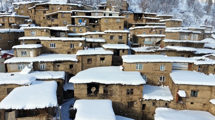 Hizan’ın Taş Evleri Kar Altında Kartpostallık Görüntüler Oluşturdu
