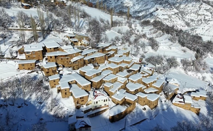 Hizan’ın Taş Evleri Kar Altında Kartpostallık Görüntüler Oluşturdu