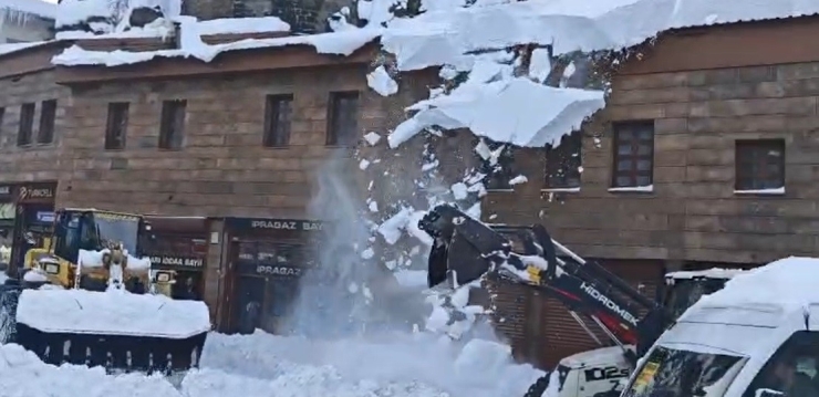 Kar Temizliği Sırasında Facianın Eşiğinden Dönüldü