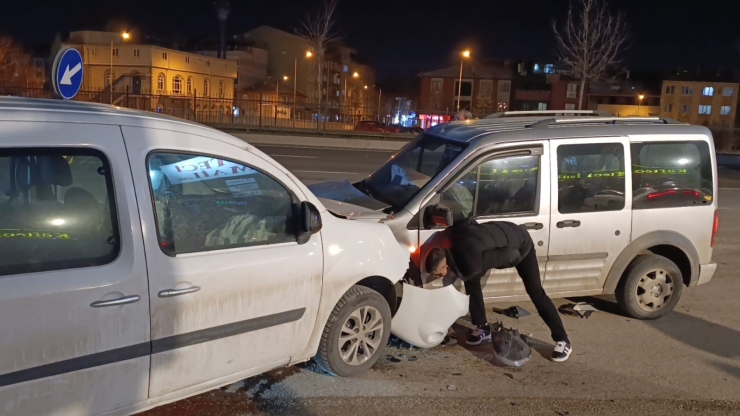 İ̇negöl’de İki Araç Kafa Kafaya Çarpıştı: 3 Yaralı