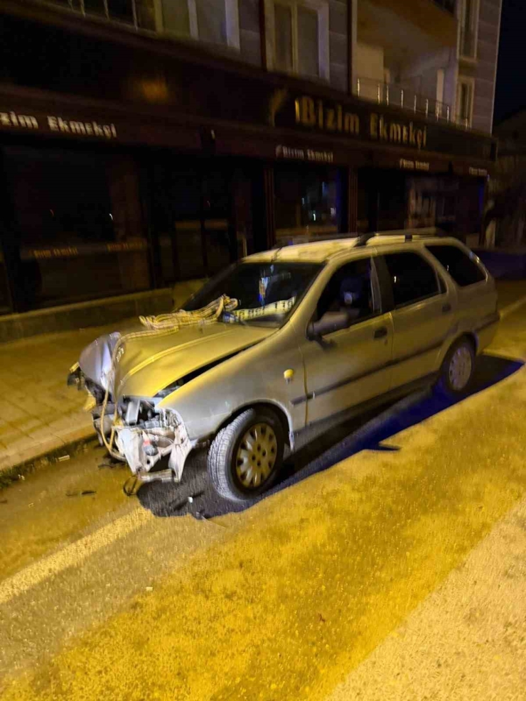 Bursa’da Direksiyon Hakimiyetini Kaybeden Sürücü Direğe Çarptı