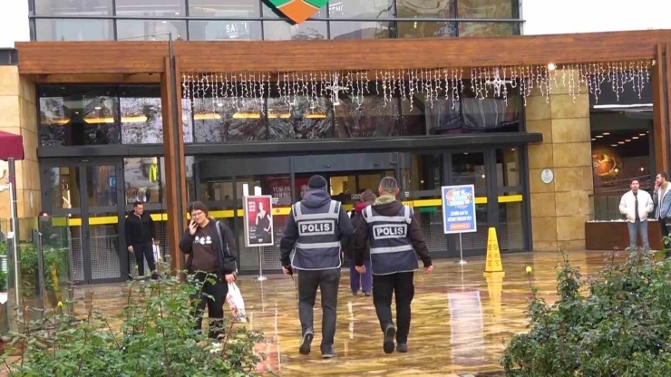 Denizli Emniyet Müdürlüğü Yılbaşı Gecesi 4 Bin Şahsı 3 Bin Aracı Kontrol Etti