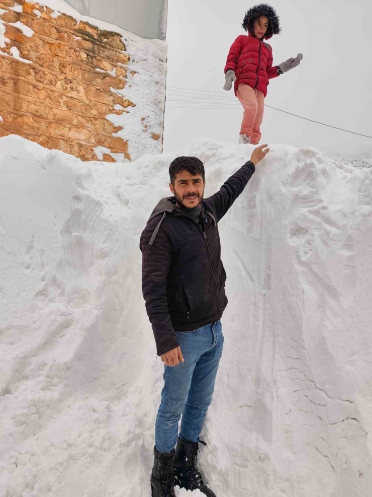 Gercüş’te Kar, Arabaların Boyunu Geçti