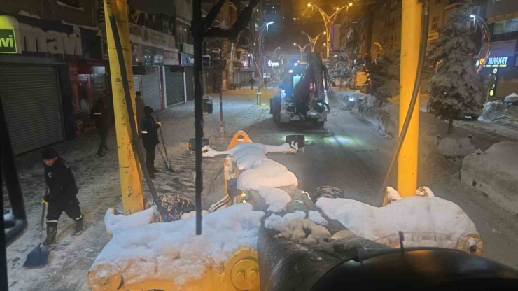 Hakkari’de Kar Dağları Şehir Dışına Çıkartılıyor