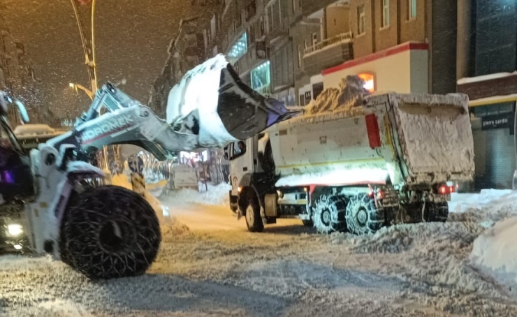 Hakkari’de Kar Dağları Şehir Dışına Çıkartılıyor