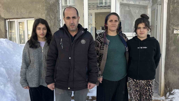 Yüksekova’da Karın Ağırlığına Dayanamayan Evin Tavanı Çöktü