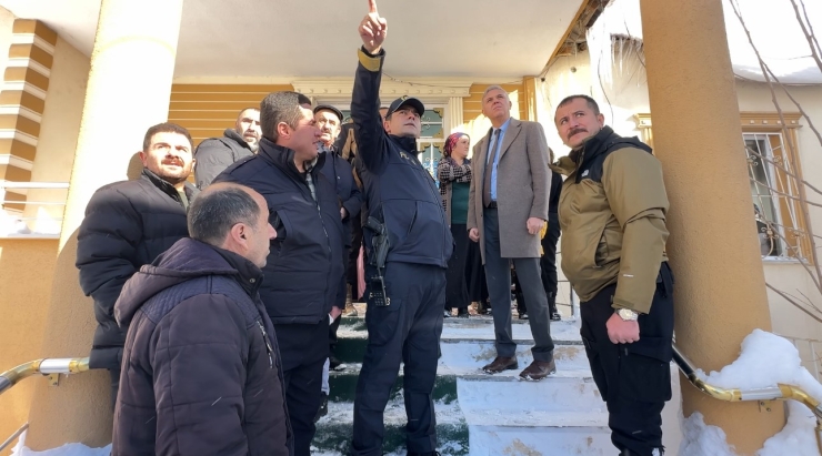 Yüksekova’da Karın Ağırlığına Dayanamayan Evin Tavanı Çöktü
