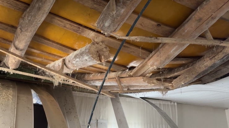 Yüksekova’da Karın Ağırlığına Dayanamayan Evin Tavanı Çöktü