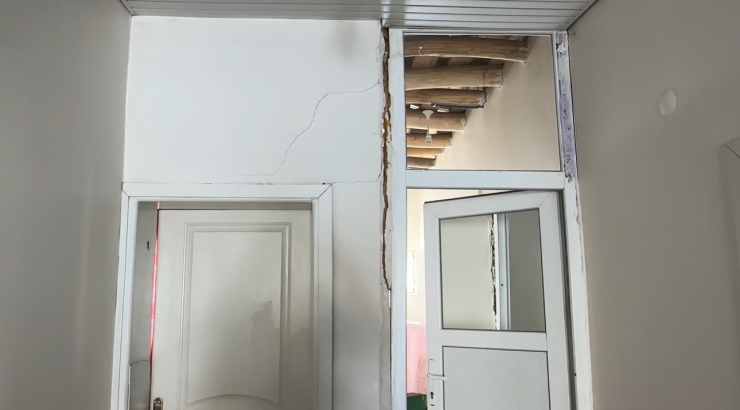 Yüksekova’da Karın Ağırlığına Dayanamayan Evin Tavanı Çöktü