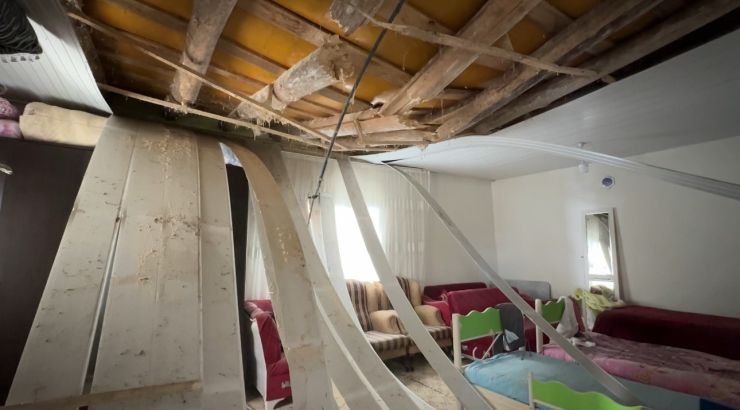 Yüksekova’da Karın Ağırlığına Dayanamayan Evin Tavanı Çöktü