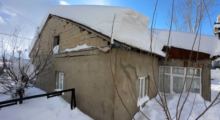 Yüksekova’da Karın Ağırlığına Dayanamayan Evin Tavanı Çöktü