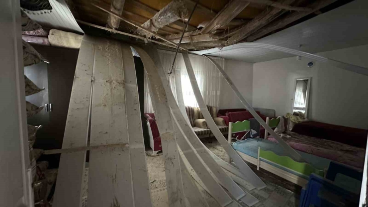 Yüksekova’da Karın Ağırlığına Dayanamayan Evin Tavanı Çöktü