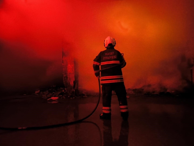 İ̇skenderun’da Metruk Bina Yangını