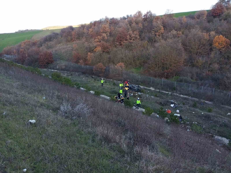 İ̇zmir-i̇stanbul Otoyolu’nda Feci Kaza: Otomobil Şarampole Yuvarlandı