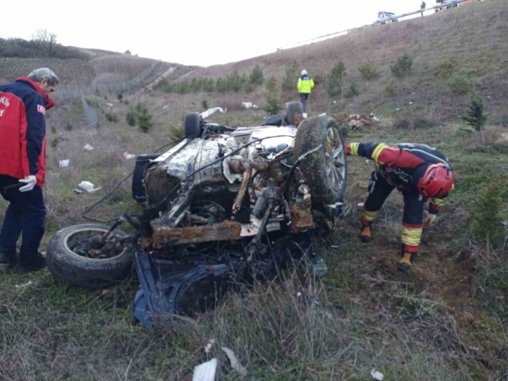 İ̇zmir-i̇stanbul Otoyolu’nda Feci Kaza: Otomobil Şarampole Yuvarlandı