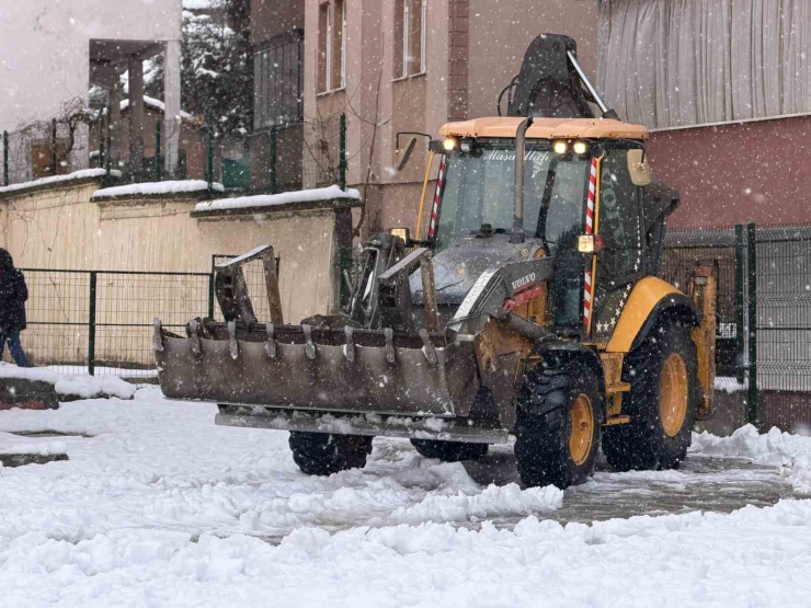 Karabük Belediyesi Kış Şartlarında Hizmetlerini Sürdürüyor