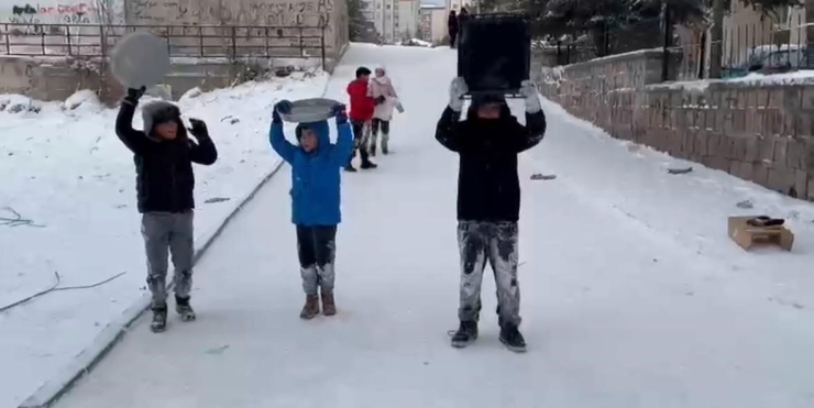 Kayseri’de Çocukların Kar Eğlencesi: Tepsilerle Kayak Yaptılar