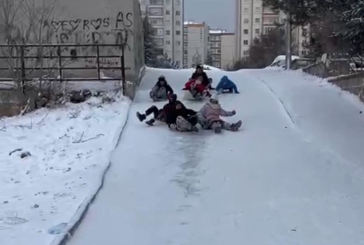 Kayseri’de Çocukların Kar Eğlencesi: Tepsilerle Kayak Yaptılar