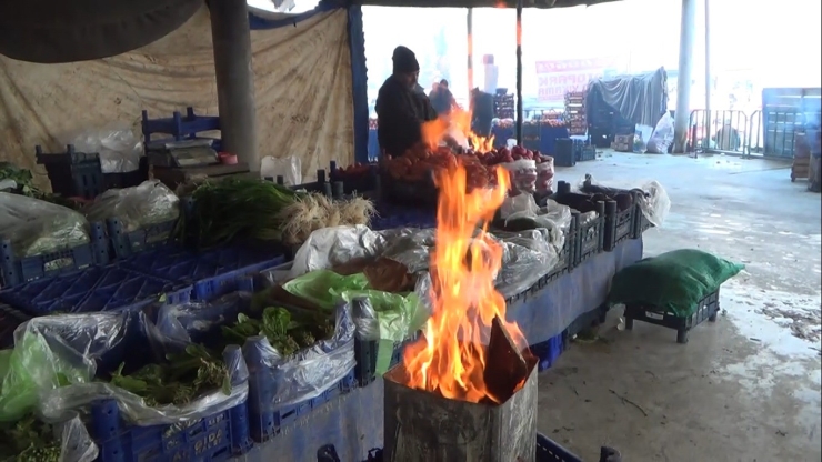 Kütahyalı Pazarcılar Tenekede Ateş Yakarak Isınıyor
