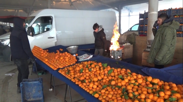 Kütahyalı Pazarcılar Tenekede Ateş Yakarak Isınıyor