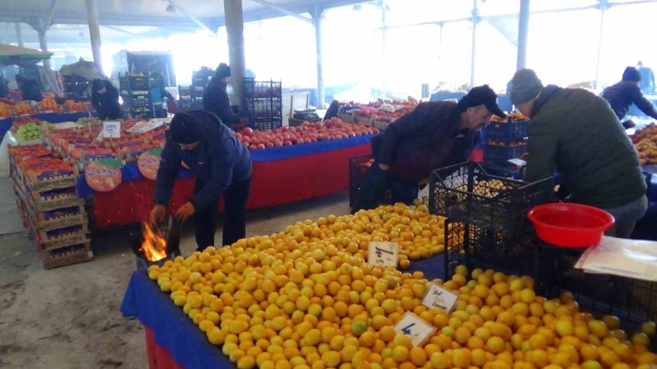 Kütahyalı Pazarcılar Tenekede Ateş Yakarak Isınıyor