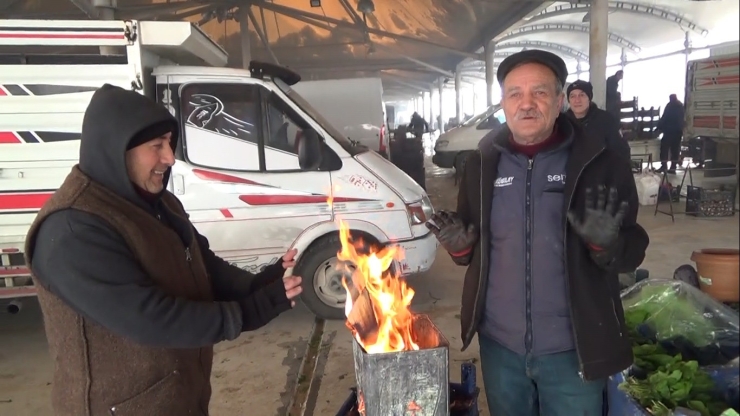 Kütahyalı Pazarcılar Tenekede Ateş Yakarak Isınıyor