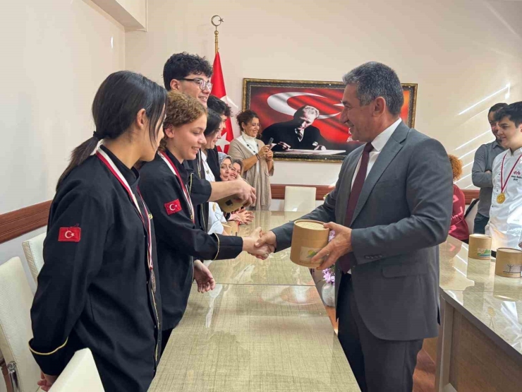 Menteşeli Genç Şefler, İ̇stanbul’dan 11 Madalya İle Döndü