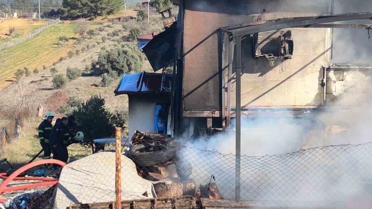 Muğla’da Ev Ve Otomobil Küle Döndü