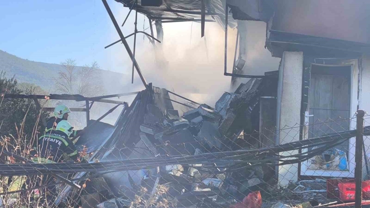 Muğla’da Ev Ve Otomobil Küle Döndü