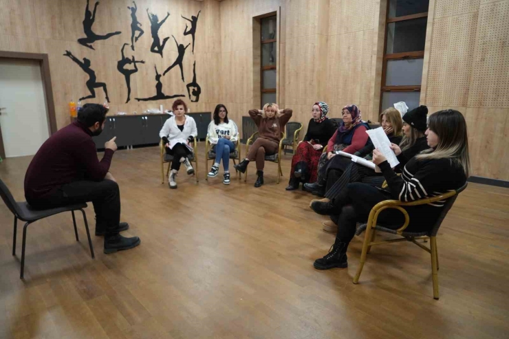 Çocukları Sosyalleşsin Diye Geldi, Sahnenin Yıldızı Oldu