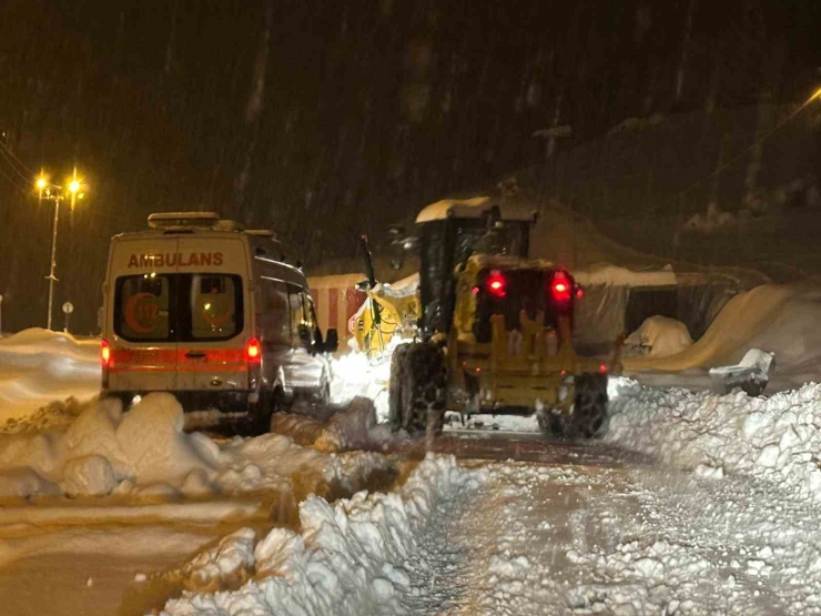 Siirt’te Yoğun Kar Yağışına Rağmen Ekipler Çalışmaya Devam Ediyor