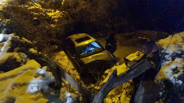 Sinop’ta Buzlanan Yolda Otomobil Dereye Uçtu: 1 Yaralı