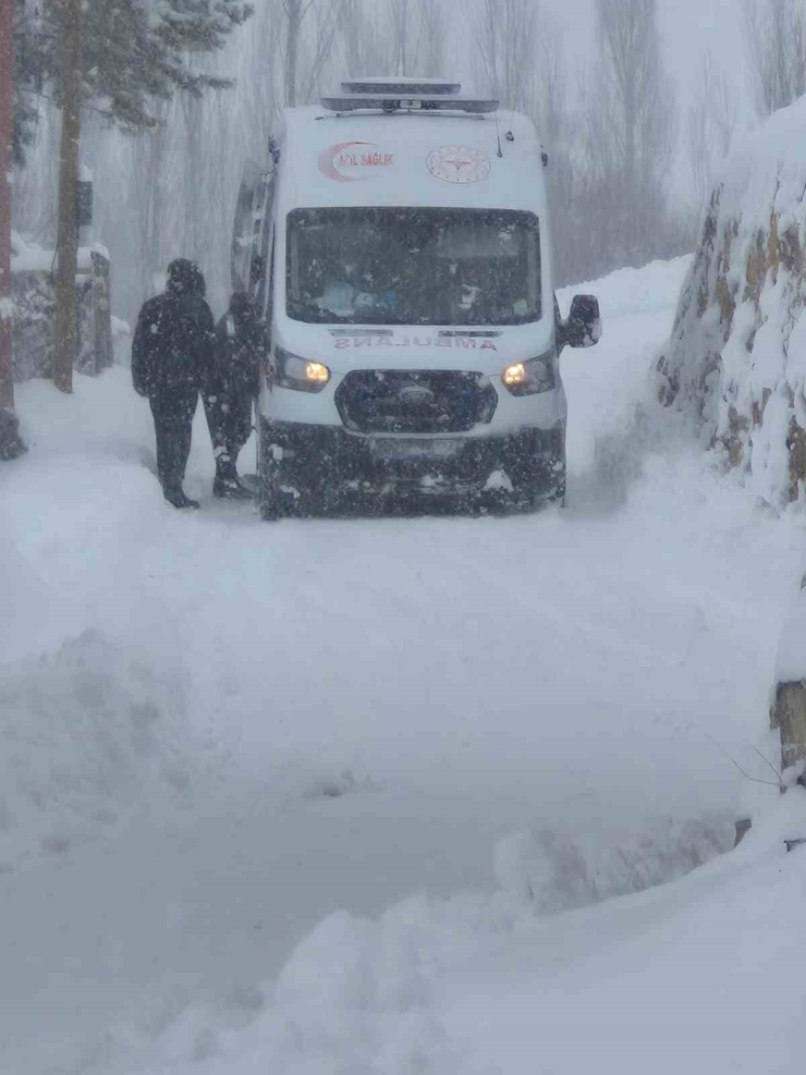 Sivas’ta 850’e Yakın Köy Yolu Araç Ulaşımına Kapandı