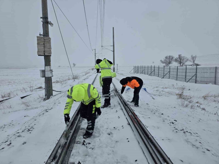 Tcdd’den Demiryollarında Kar Mesaisi