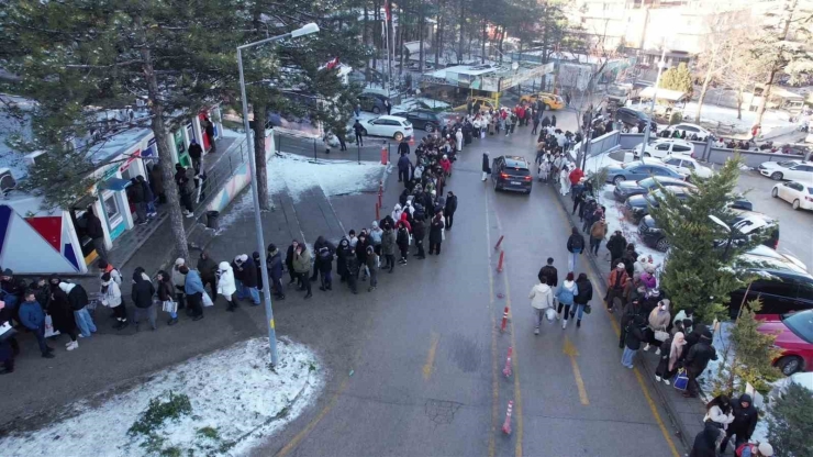 Uludağ’da Zirve Yarışı...teleferik Kuyrukları Metrelerce Uzadı