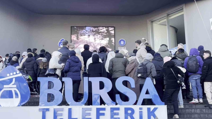 Uludağ’da Zirve Yarışı...teleferik Kuyrukları Metrelerce Uzadı