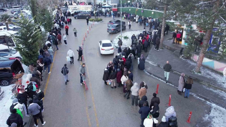 Uludağ’da Zirve Yarışı...teleferik Kuyrukları Metrelerce Uzadı