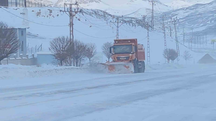 Van’da Kar Esareti: 594 Yerleşim Yolu Kapandı, Eğitime Kar Engeli
