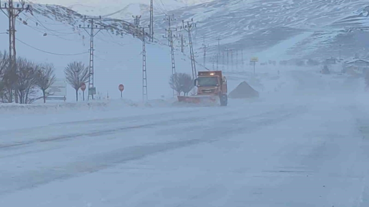 Van’da Kar Esareti: 594 Yerleşim Yolu Kapandı, Eğitime Kar Engeli
