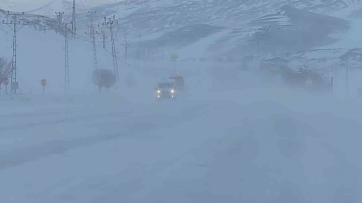 Van’da Kar Esareti: 594 Yerleşim Yolu Kapandı, Eğitime Kar Engeli