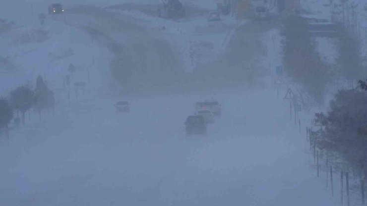 Van’da Kar Esareti: 594 Yerleşim Yolu Kapandı, Eğitime Kar Engeli