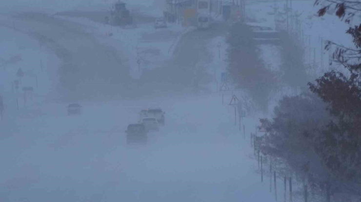 Van’da Kar Esareti: 594 Yerleşim Yolu Kapandı, Eğitime Kar Engeli