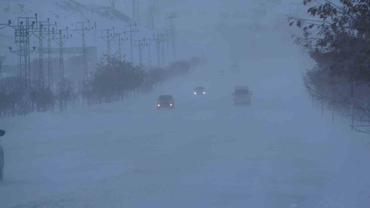 Van’da Kar Esareti: 594 Yerleşim Yolu Kapandı, Eğitime Kar Engeli