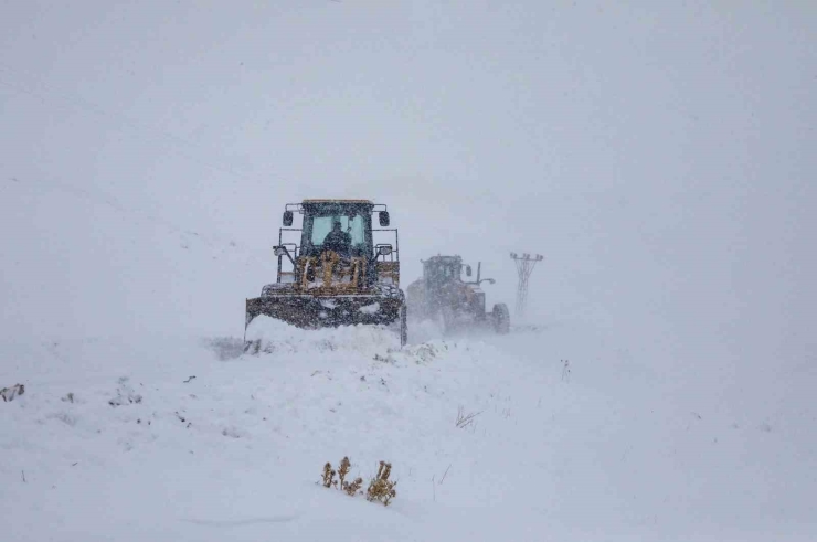 Van’da Kar Esareti: 594 Yerleşim Yolu Kapandı, Eğitime Kar Engeli