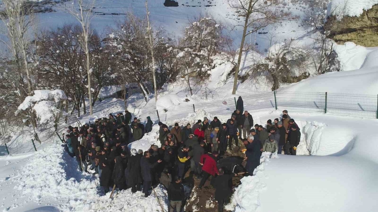 Van’da Çığ Felaketinde Hayatını Kaybeden Kadın Son Yolculuğuna Uğurlandı
