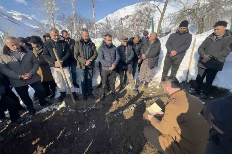 Van’da Çığ Felaketinde Hayatını Kaybeden Kadın Son Yolculuğuna Uğurlandı